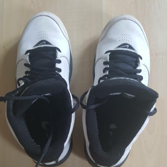 Nike sneaker size 8.5 - Picture 2 of 3